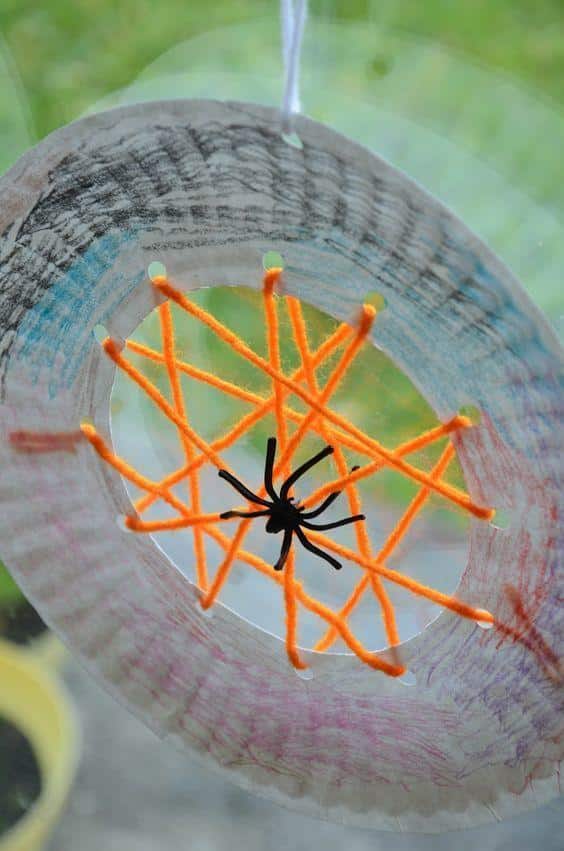 Who says crafting without paint has to be boring? These mixed media spider web plates are involved enough to spark the imagination of kids of all ages, but clean up won't take longer than doing the craft itself (we hate when that happens).