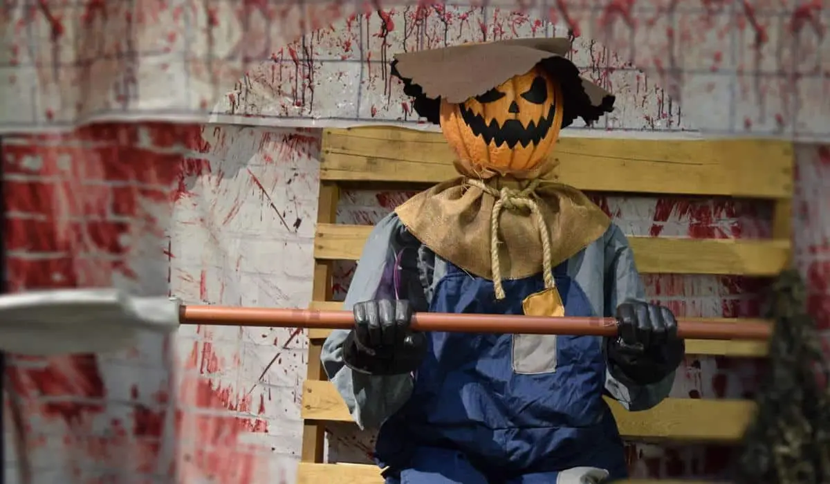 Halloween decor: Pumpkin head holding a shovel